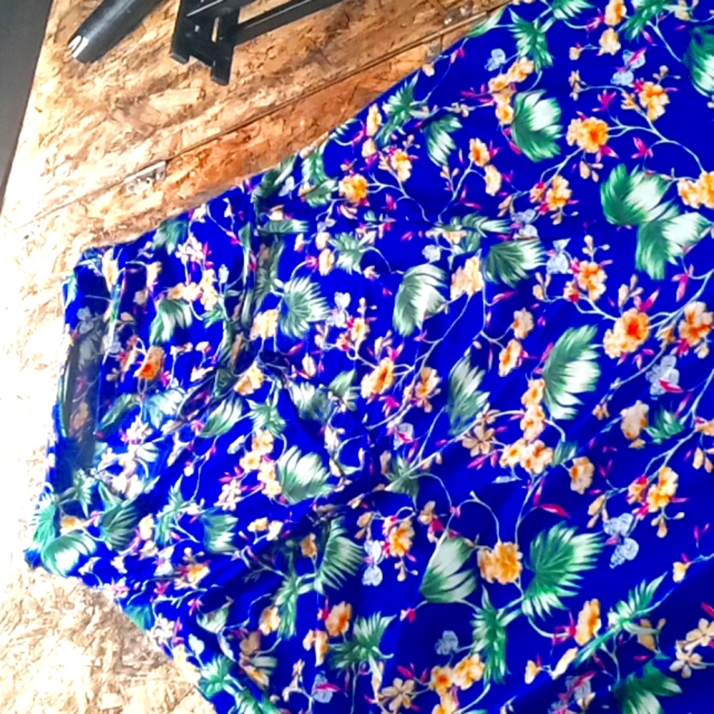 Doesn't fit and would love for someone else to put it in good use (Dress Shaw)